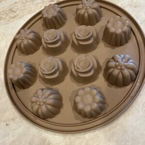 Pampered Chef silicone cupcake muffin dessert mold